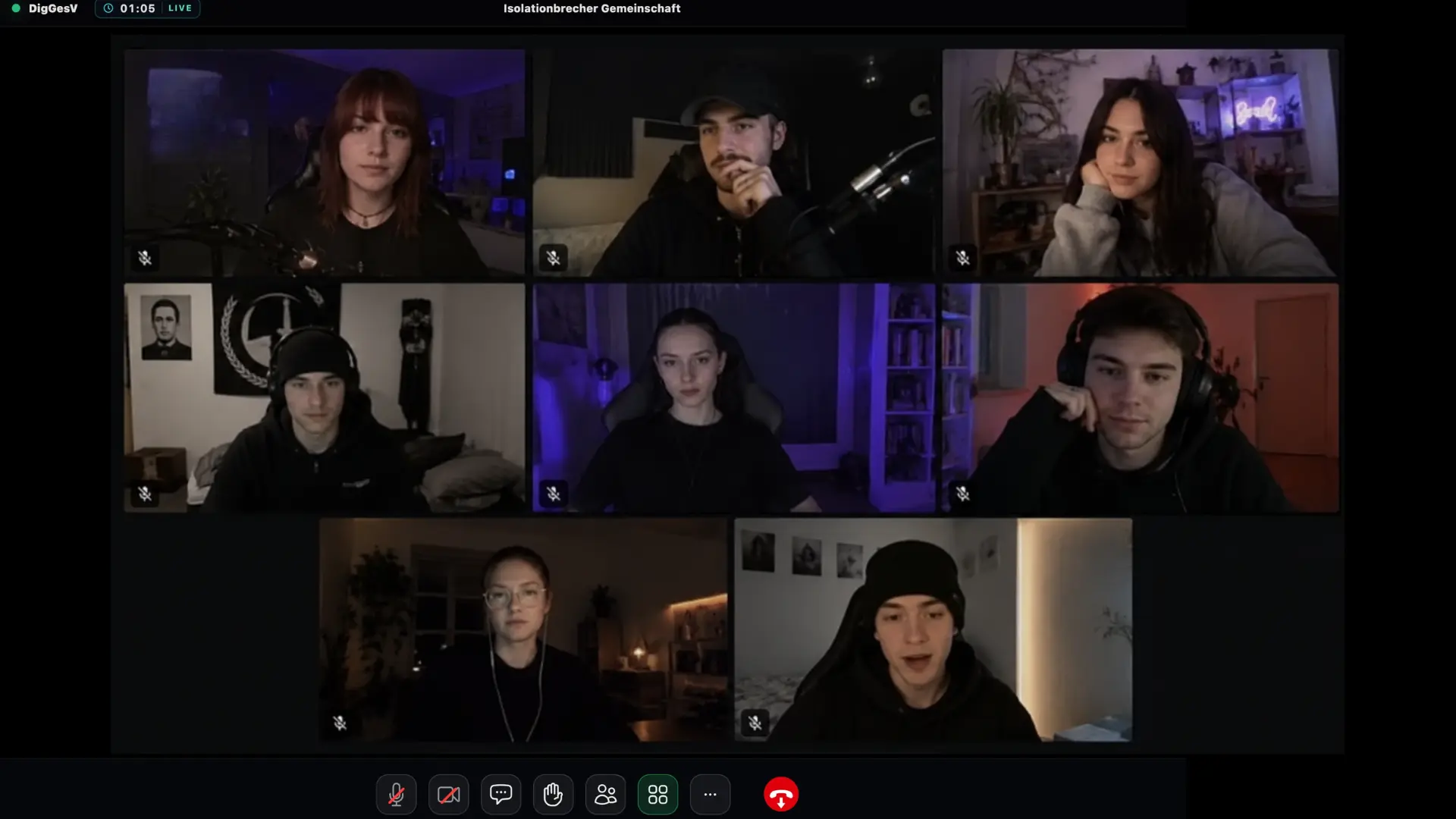 Online-Videokonferenz („Isolationbrecher Gemeinschaft“) mit acht jungen Erwachsenen in einer Rasteransicht. Die Teilnehmenden befinden sich in dunkel oder farbig beleuchteten Räumen. Am unteren Rand ist die Steuerungsleiste der Meeting-Software sichtbar.