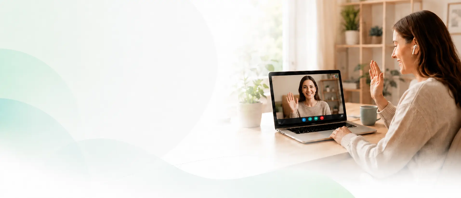 Eine Frau sitzt zu Hause an einem Tisch und führt per Laptop einen Videoanruf mit einer freundlich wirkenden unterstützenden Person. Der linke Bildbereich ist hell und zurückhaltend gestaltet, der rechte zeigt eine warme, ruhige Wohnumgebung.