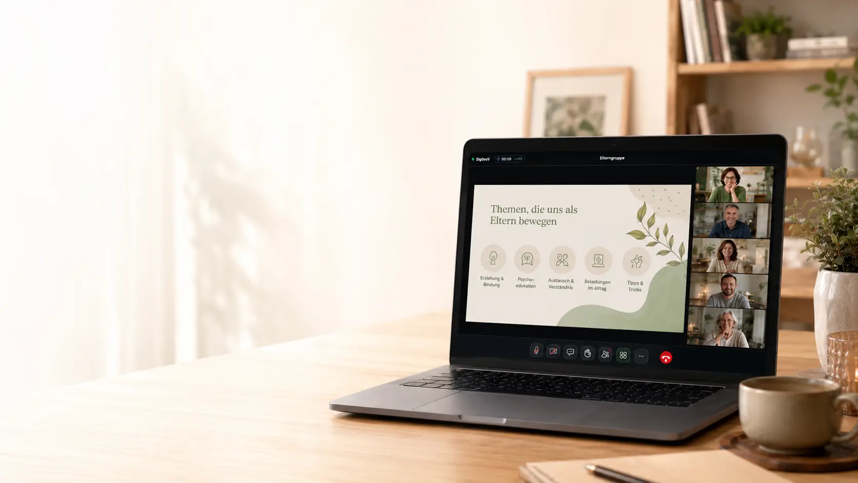 Laptop auf einem Schreibtisch mit einer Online-Elterngruppe. Auf dem Bildschirm    
          sind eine Präsentation zu Erziehung, Psychoedukation, Belastungen und Austausch sowie 
          mehrere erwachsene Teilnehmende zu sehen.