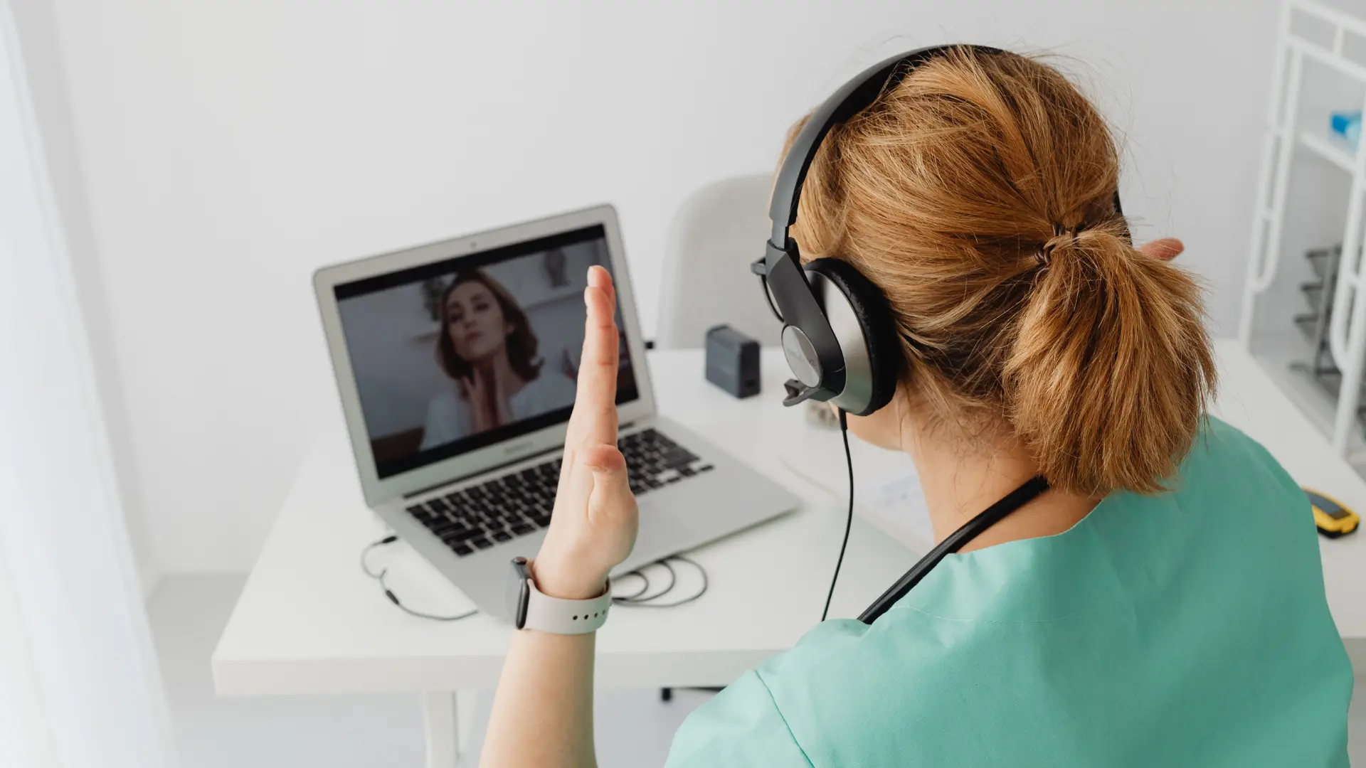 Eine Frau nutzt einen Laptop im Kontext digitaler Gesundheitsversorgung.